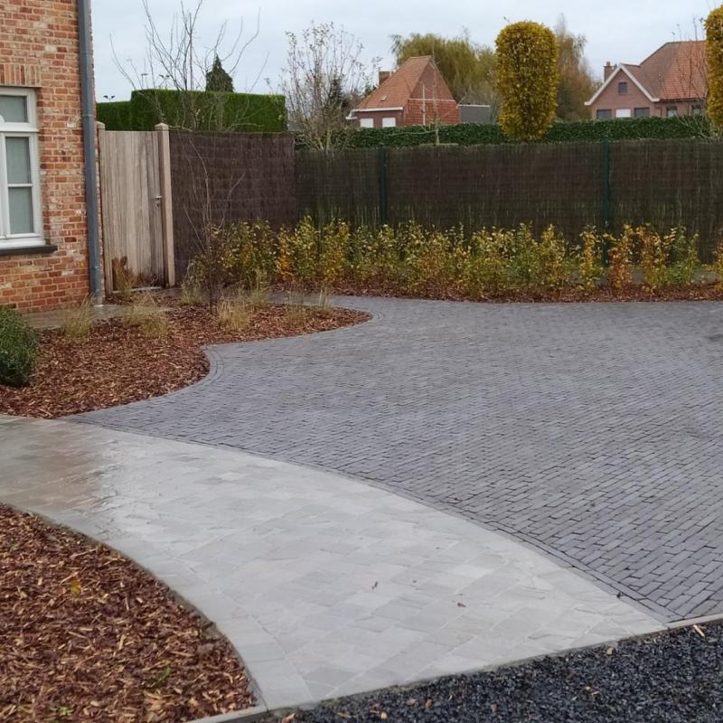 aanleg oprit kleiklinkers en pad met platines